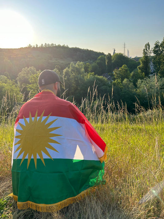 Kurdische Flagge mit Fransen